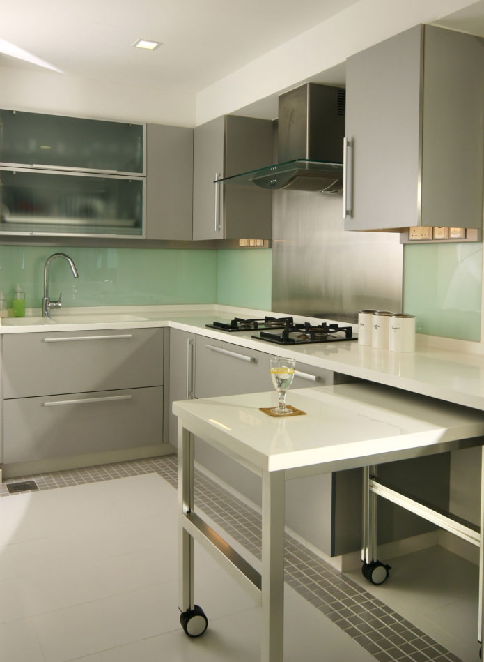 Mesa retrátil no interior da cozinha