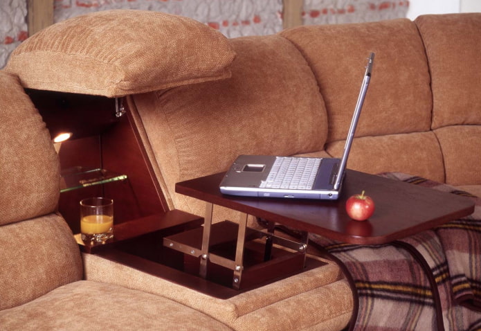 mesa retrátil embutida em uma cadeira