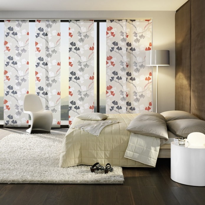 Painéis japoneses no interior do quarto