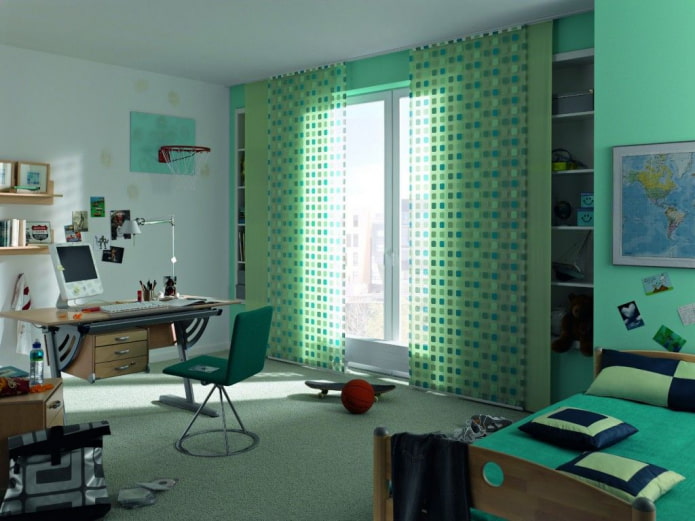 Painéis japoneses no interior de um quarto infantil