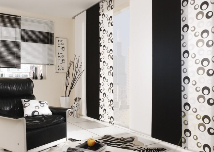 painéis japoneses em preto e branco no interior