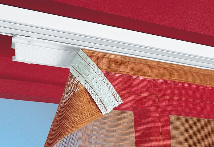 fixando cortinas em uma cornija