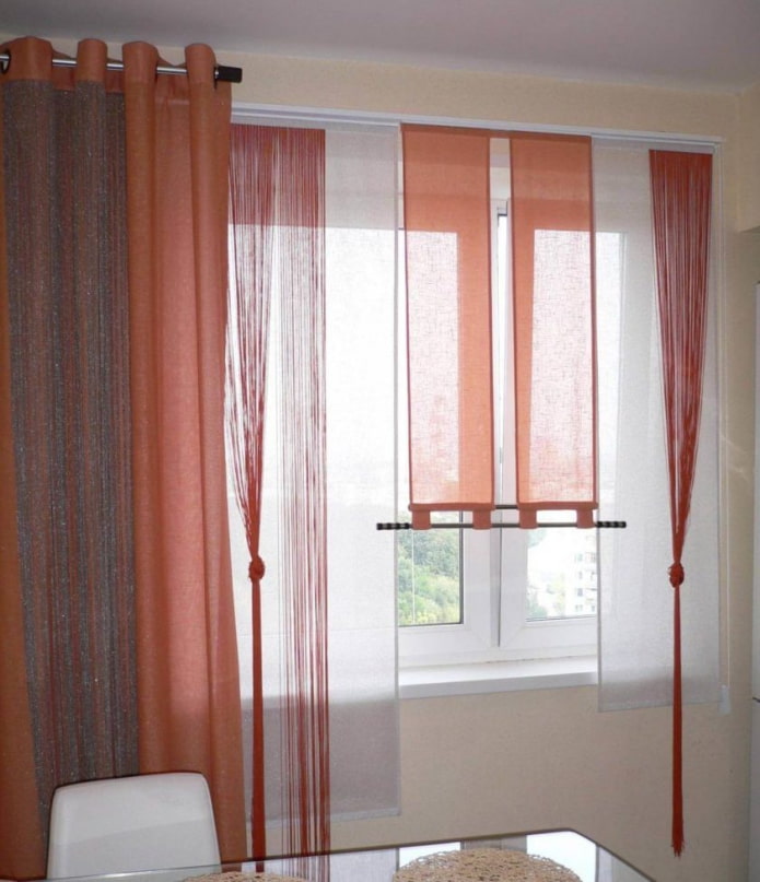 combinação de painéis japoneses com cortinas
