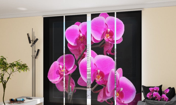 Cortinas japonesas com a imagem de uma orquídea