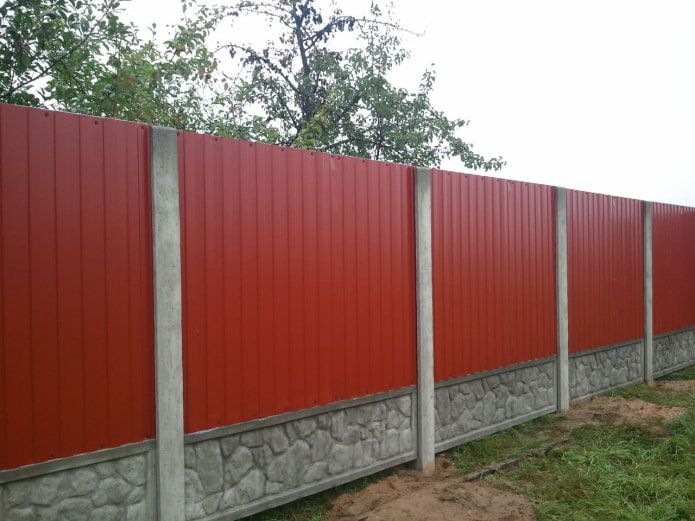 Cerca feita de chapas onduladas e concreto