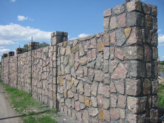 uma cerca de pedra e concreto