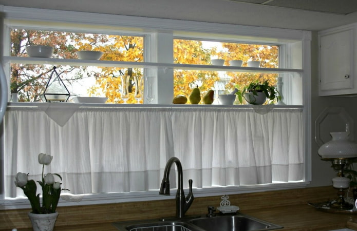 Cortinas em uma cornija