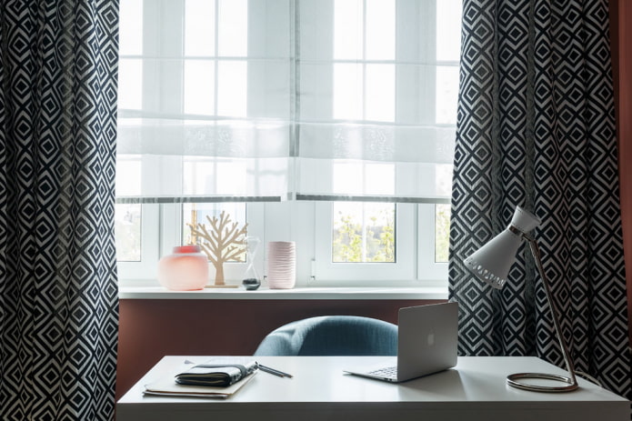 Persianas romanas com cortinas