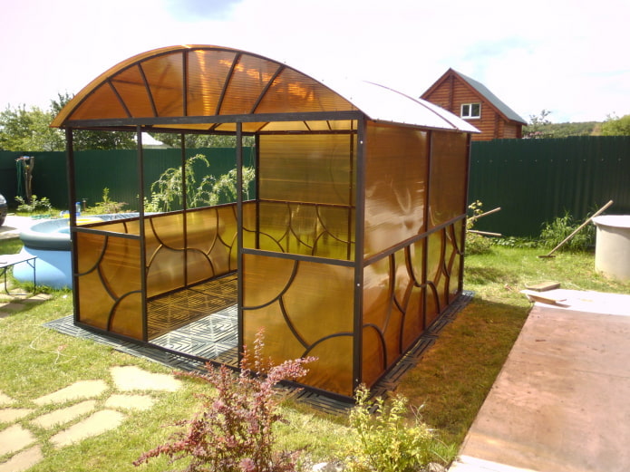 Gazebo com revestimento de policarbonato