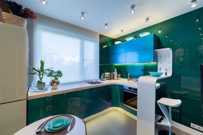 design de cozinha em tons de azul esverdeado