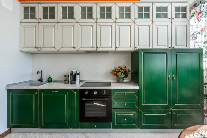 design de cozinha em tons de branco e verde