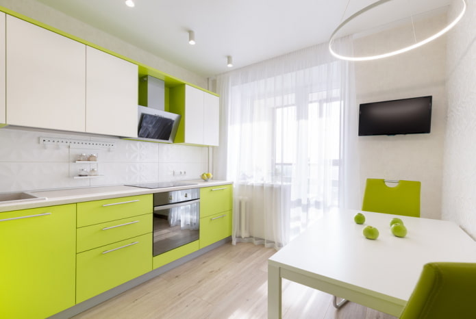 design de cozinha em tons de branco e verde