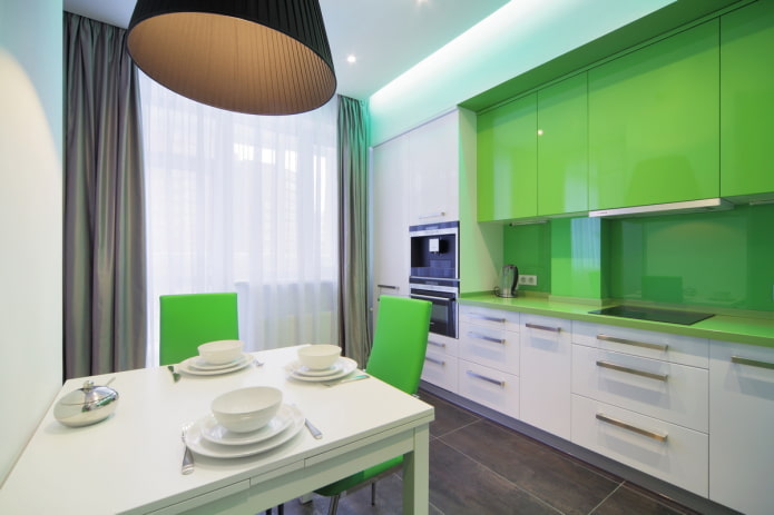 design de cozinha em tons de branco e verde