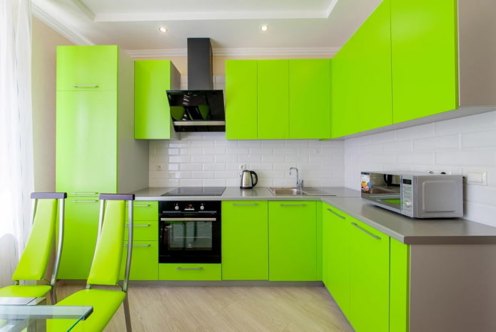 design de cozinha em tons de verde brilhante