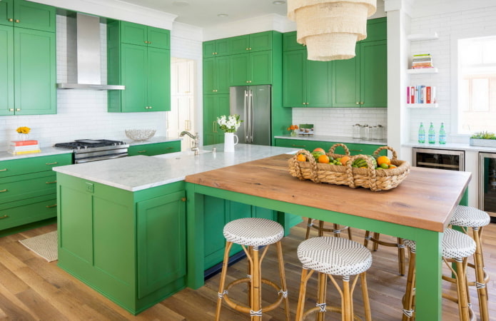 móveis no interior da cozinha em tons de verde