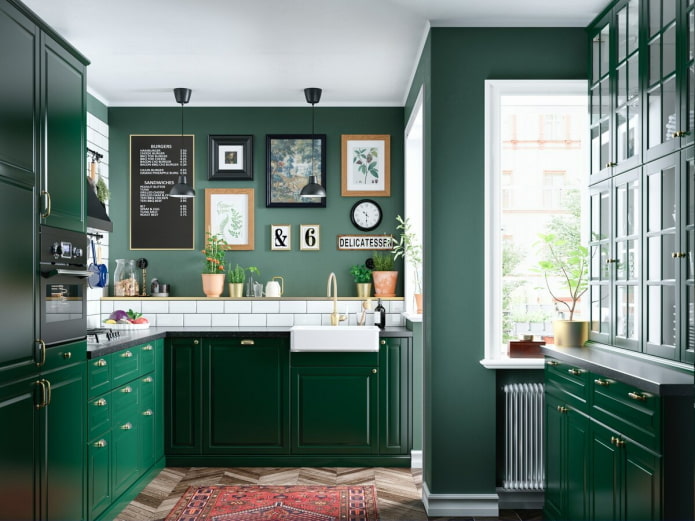 iluminação e decoração no interior da cozinha em tons de verde