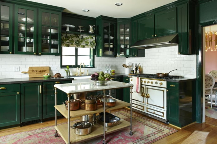 design de cozinha em tons de verde escuro