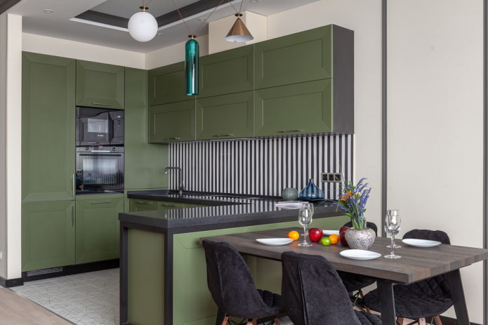 móveis no interior da cozinha em tons de verde