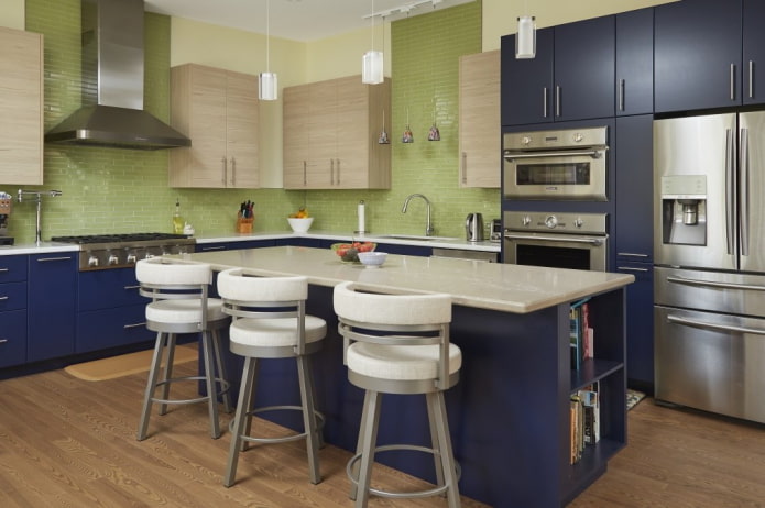 design de cozinha em tons de azul esverdeado