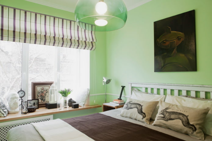 interior do quarto em tons de verde-claro