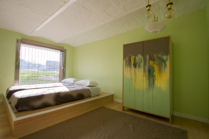móveis no interior do quarto em tons de verde