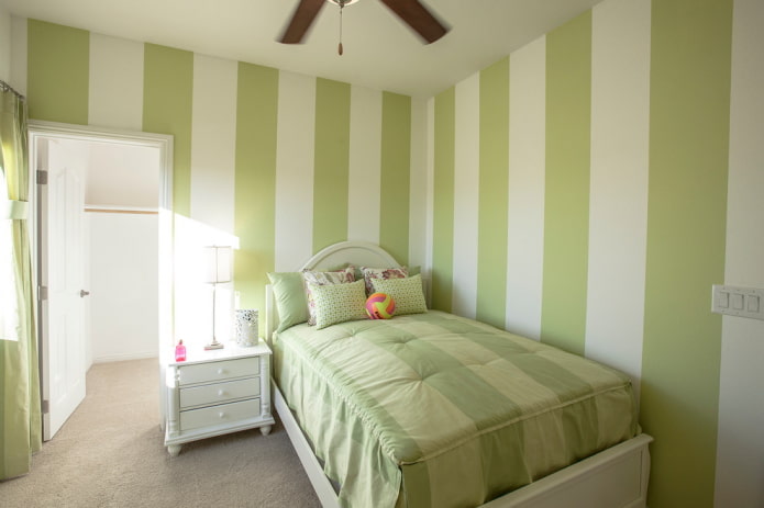 móveis no interior do quarto em tons de verde