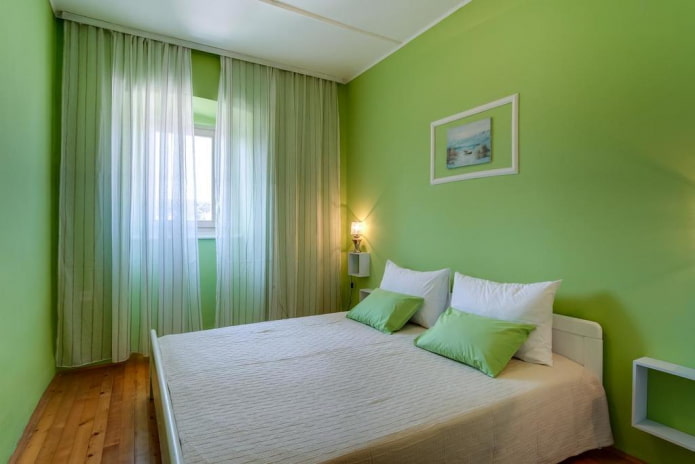 interior do quarto em tons de verde-claro