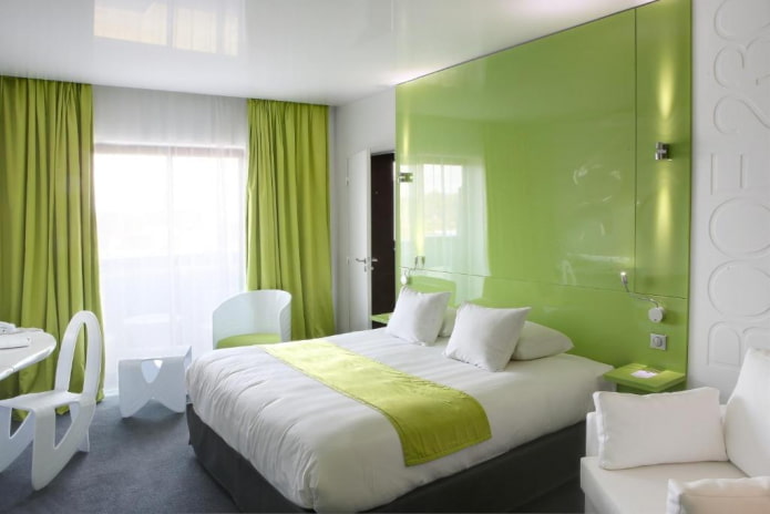 combinação de cores no interior do quarto em tons de verde
