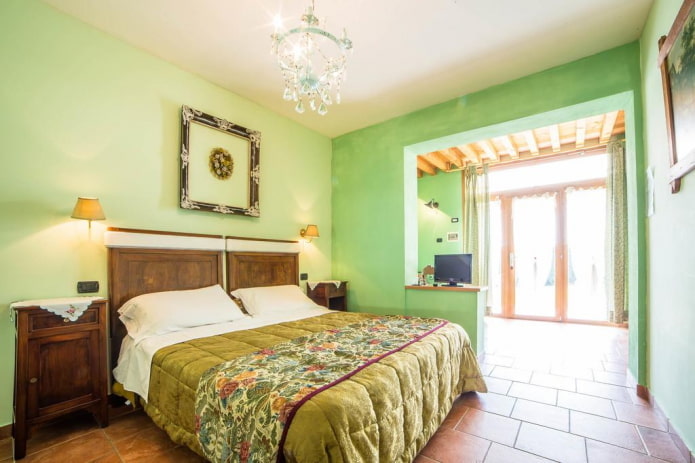 interior do quarto em tons de verde-claro