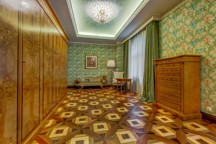 papel de parede com padrão colorido em um interior clássico