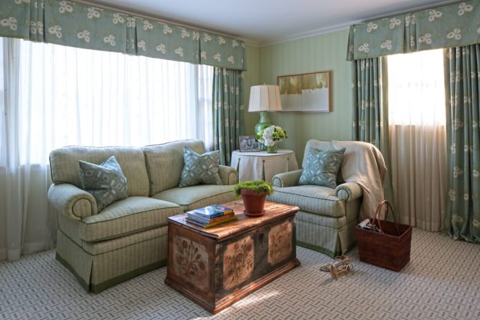 papel de parede verde na sala de estar em estilo campestre