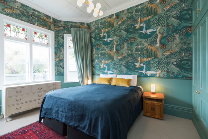 papel de parede verde com padrão no quarto