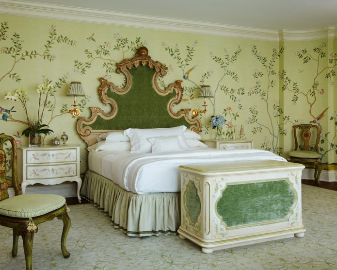 papel de parede verde com padrão de plantas no quarto