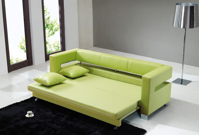 sofá verde retrátil no interior