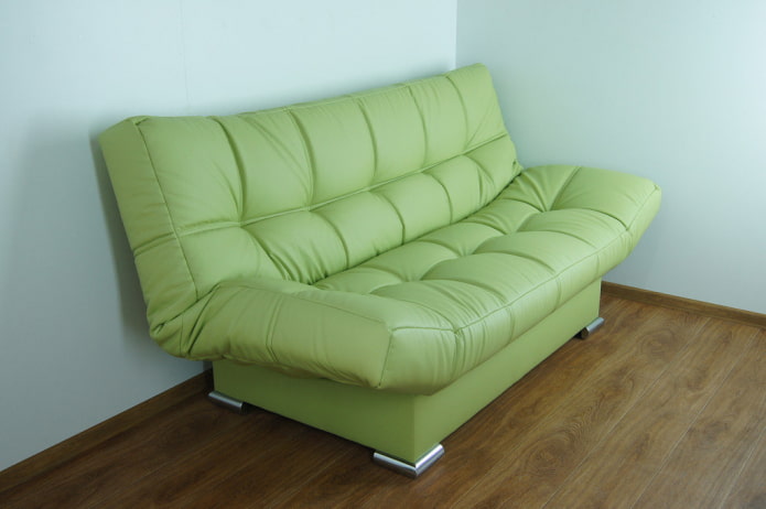 sofá verde click-clack no interior