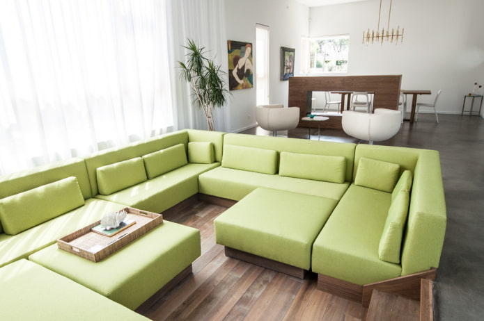 sofá modular verde no interior