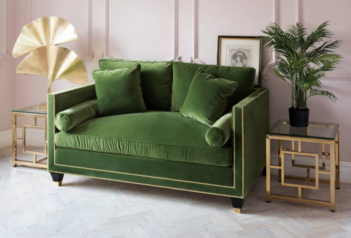 sofá verde pequeno no interior