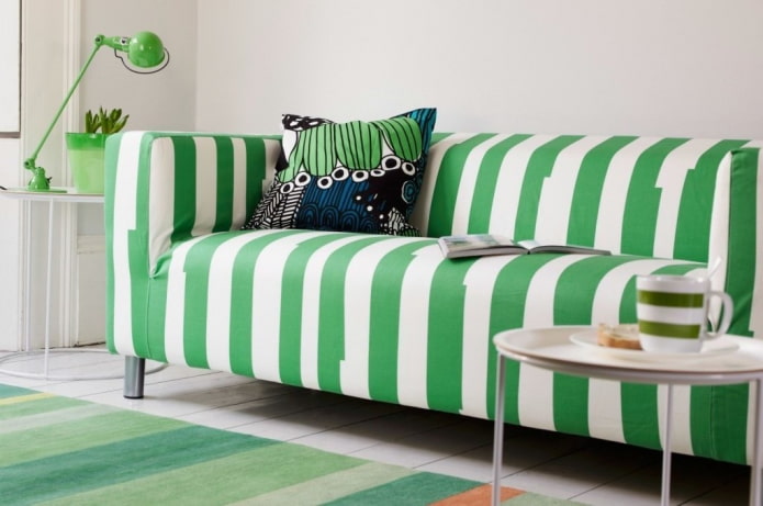 sofá com estofamento listrado verde no interior