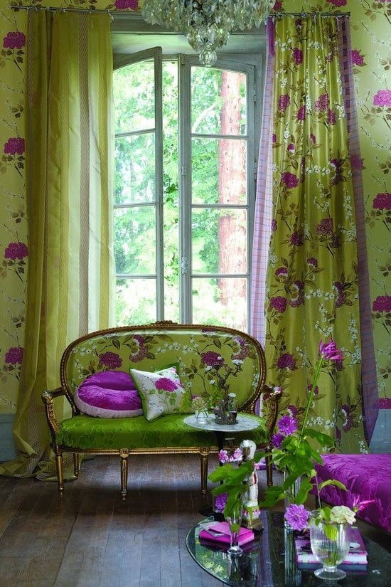 sofá com estofamento verde e flores no interior