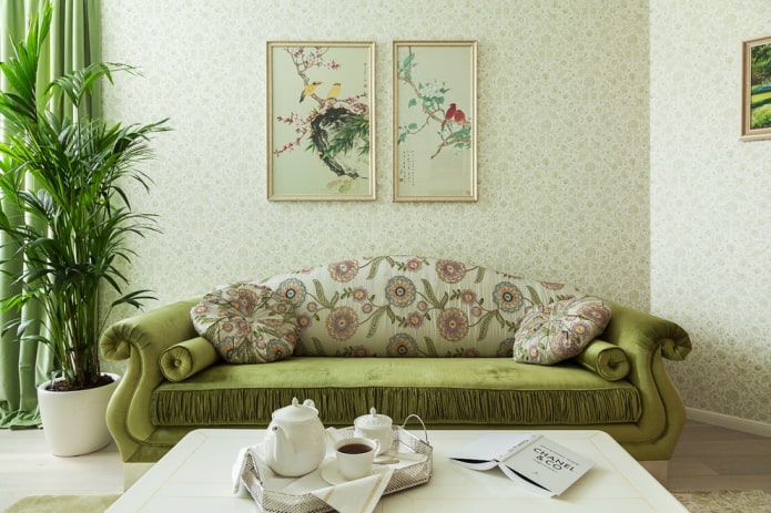 sofá com estofamento verde com flores no interior