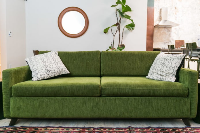 sofá com estofamento de tecido verde no interior