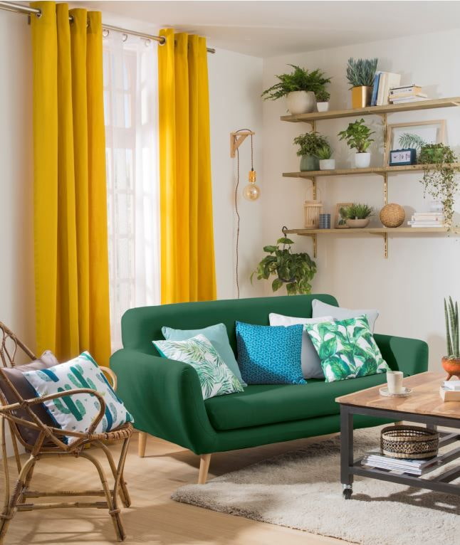 sofá verde em combinação com cortinas