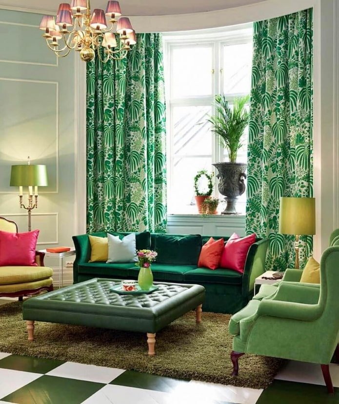 sofá verde em combinação com cortinas