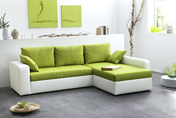 sofá branco e verde no interior
