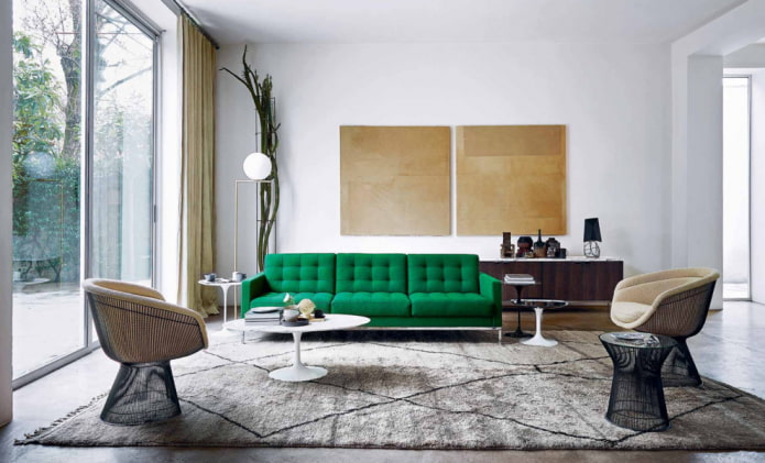 sofá verde em combinação com poltronas