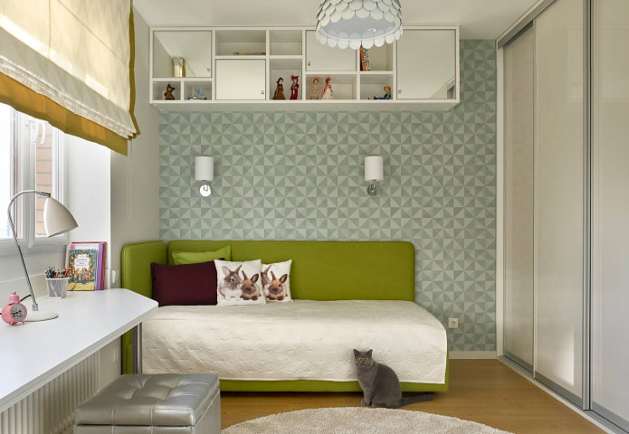 pufe verde no interior de um quarto de criança