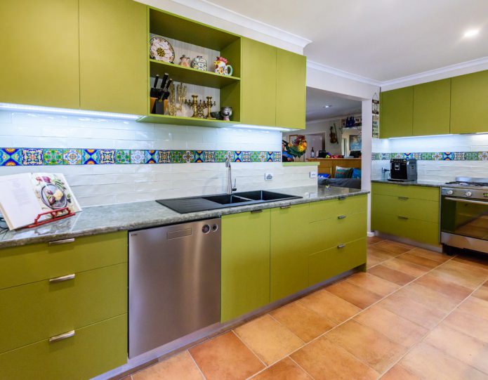 verde no interior da cozinha