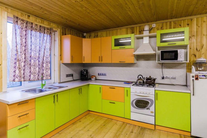 interior da cozinha em tons de laranja e verde-claro