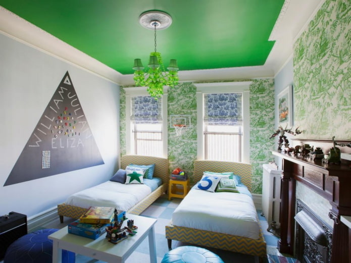 revestimento de teto verde com lustre