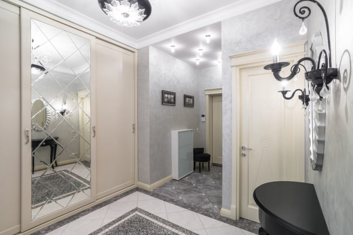 Guarda-roupa com grandes mosaicos de espelhos